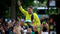 El expresidente de Brasil, Jair Bolsonaro, saluda a sus partidarios durante una manifestación en la Avenida Paulista en Sao Paulo, Brasil, el 6 de abril de 2025. El expresidente de Brasil, Jair Bolsonaro, encabezó una manifestación en Sao Paulo el domingo, la primera desde que la Corte Suprema decidió juzgarlo por cargos de liderar un complot golpista.