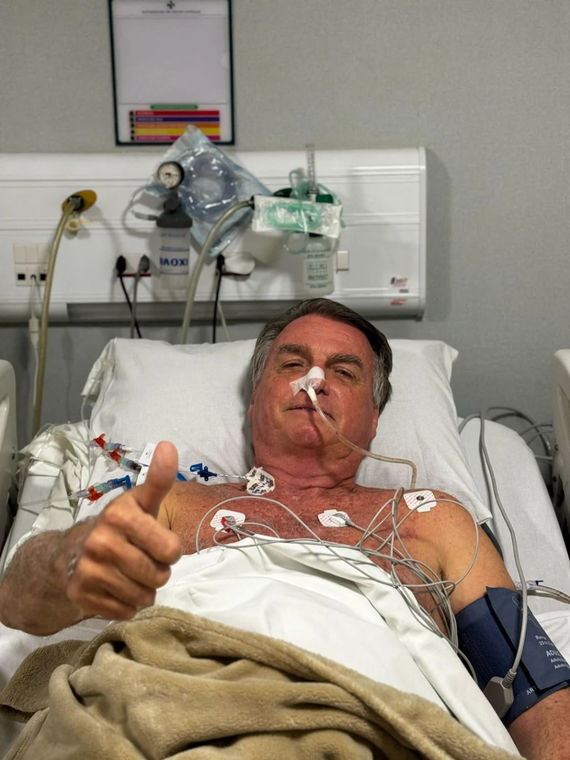 El expresidente brasileño Jair Bolsonaro hace un gesto mientras yace en una cama en el Hospital Rio Grande, en Natal, Brasil, en esta imagen de redes sociales obtenida por Reuters el 12 de abril de 2025.
