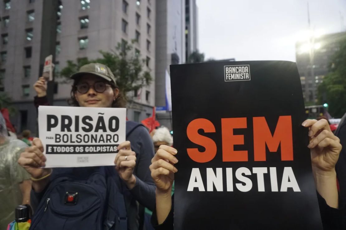 Manifestantes sostienen pancartas exigiendo el encarcelamiento del expresidente brasileño Jair Bolsonaro durante una protesta en defensa de la democracia en São Paulo, el martes 10 de diciembre de 2024.