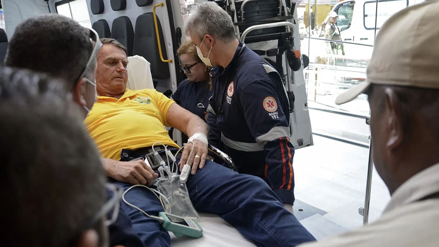 El expresidente Jair Bolsonaro llega en ambulancia al Hospital de Río Grande, en Brasil, este viernes.