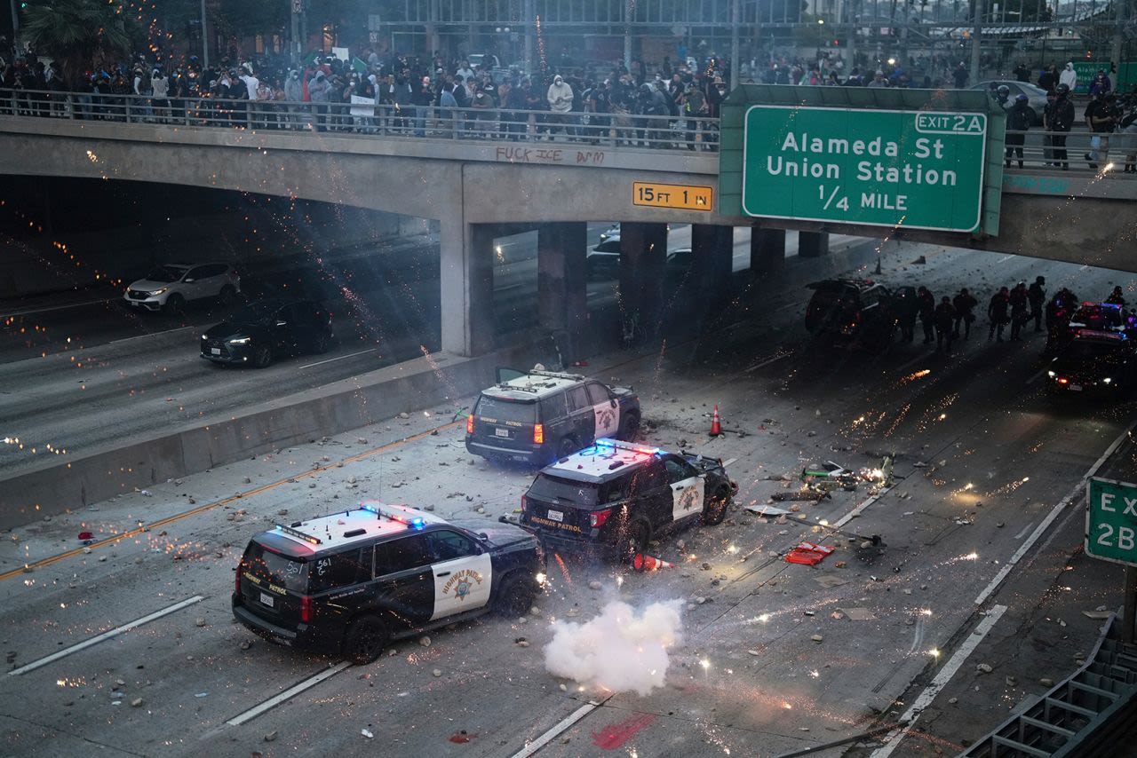 Una bomba atronadora explota en la autopista 101 cerca del centro de detención metropolitano del centro de Los Ángeles, el domingo.