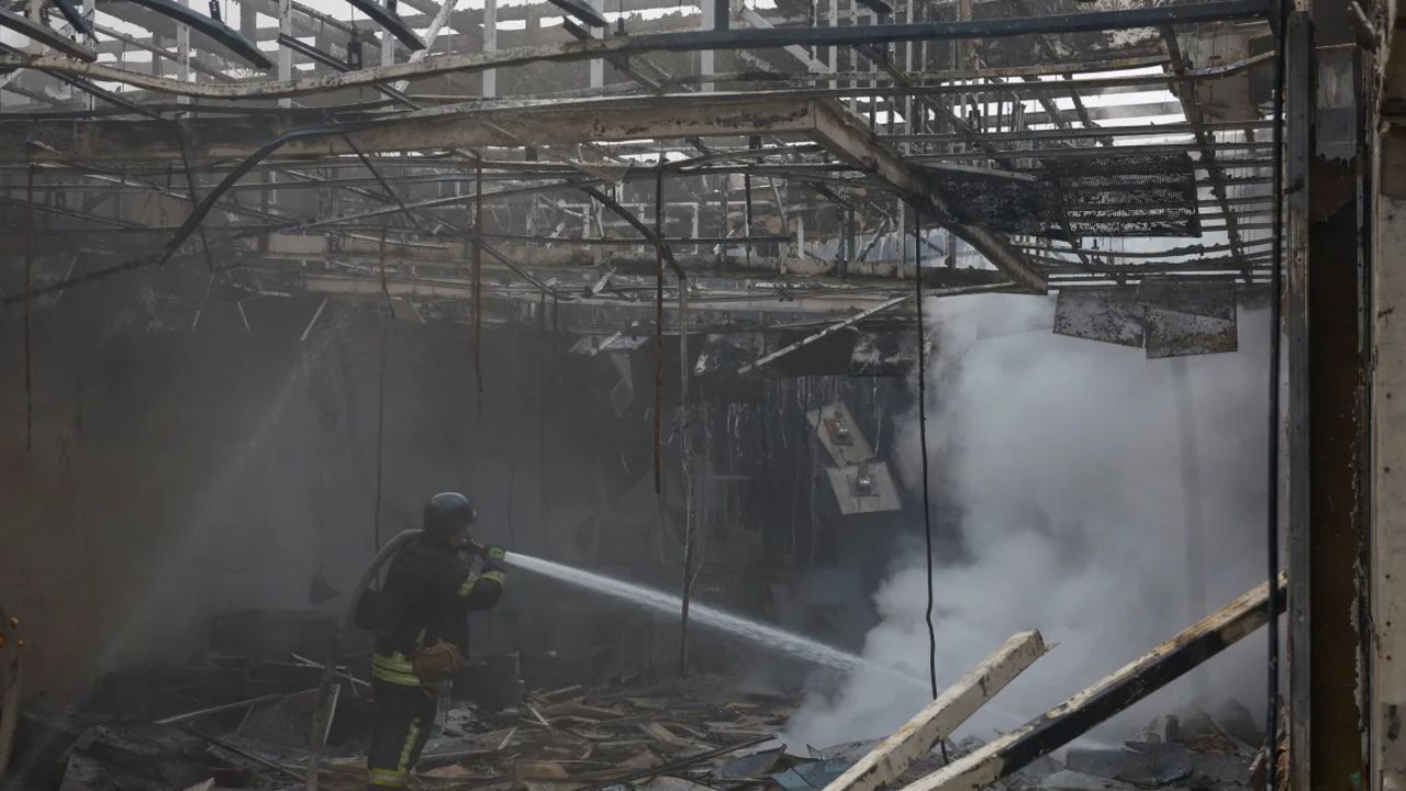 Un bombero trabaja en el lugar de un ataque con drones rusos en las afueras de Kyiv