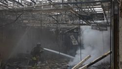 Un bombero trabaja en el lugar de un ataque con drones rusos en las afueras de Kyiv