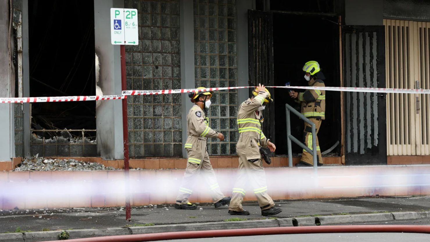 Los bomberos trabajan en la escena de un incendio en la sinagoga Adass Israel en Ripponlea, Melbourne, Australia, el 6 de diciembre de 2024.