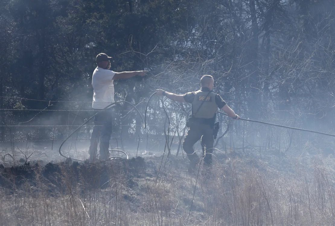 Los equipos de bomberos, voluntarios y la Oficina del Sheriff del Condado de Payne luchan contra puntos críticos y nuevos incendios a varias millas al oeste de Stillwater, Oklahoma, el lunes.