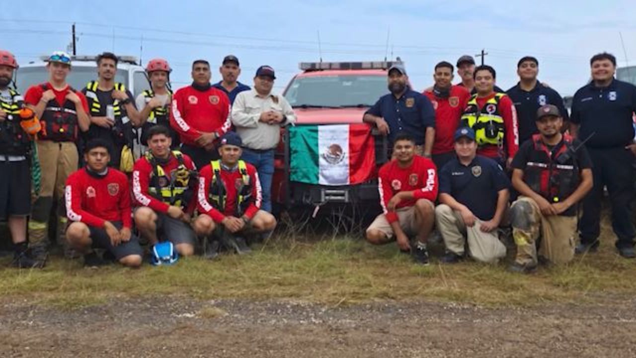 Bomberos mexicanos se unen a las labores de rescate por devastadoras  inundaciones en Texas | CNN