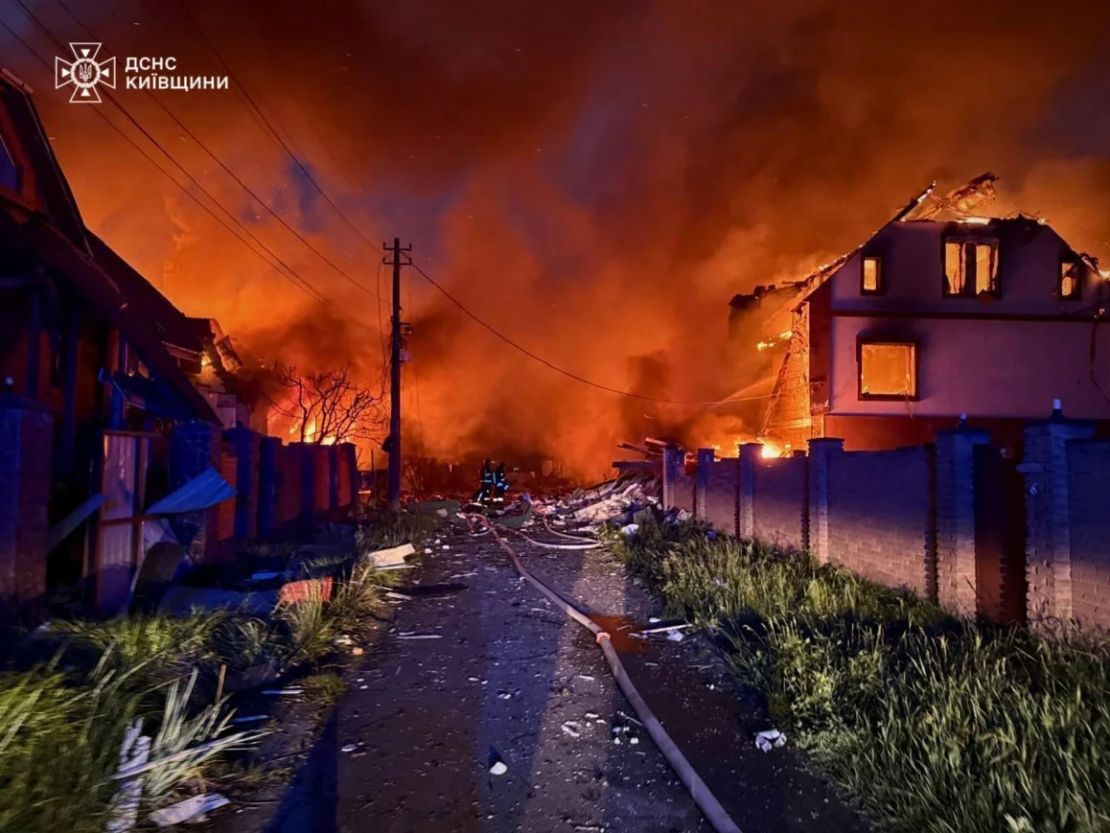 Los bomberos intentan apagar un incendio tras un ataque ruso en Kyiv el domingo