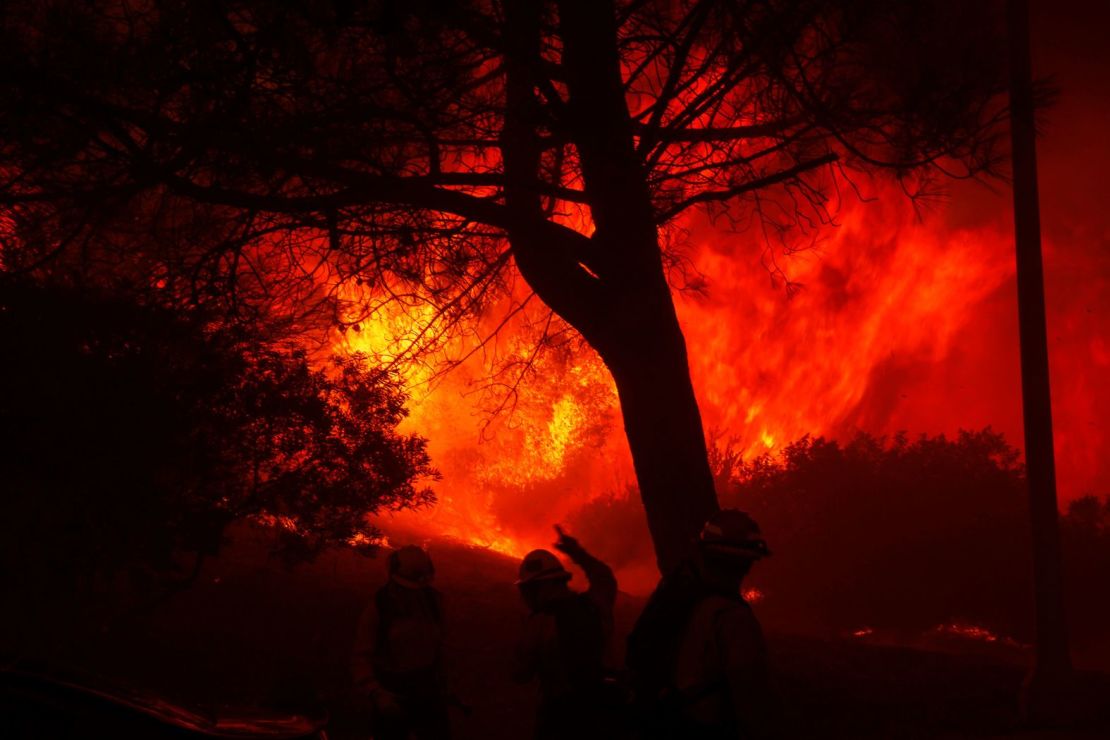 Los bomberos combaten el incendio de Palisades el martes.