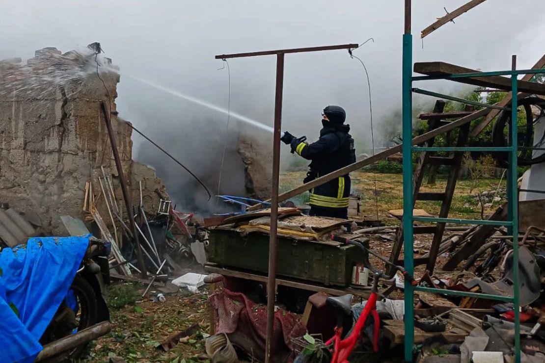 Los bomberos combaten un incendio después de que las tropas rusas atacaran una zona residencial en el distrito de Jersón el 12 de mayo.
