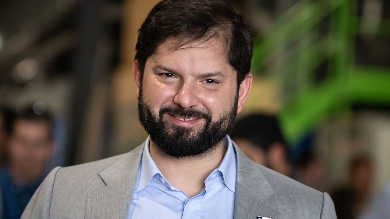 Chilean President Gabriel Boric smiles during his visit to the CERN (European Organization for Nuclear Research) in Meyrin near Geneva on July 19, 2023. (Photo by Fabrice COFFRINI / AFP) (Photo by FABRICE COFFRINI/AFP via Getty Images)