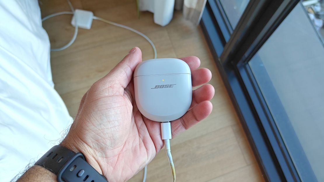 bose quietcomfort ultra charging cnnu.jpg