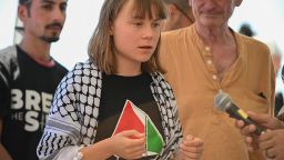 Greta Thunberg hablando en la conferencia de prensa. Greta forma parte de la tripulación del barco Madleen, que se dirige a Gaza para entregar ayuda humanitaria. La activista sueca Greta Thunberg se encuentra entre quienes intentarán navegar a Gaza en un barco organizado por la Coalición de la Flotilla de la Libertad (FFC), en un intento por romper el bloqueo israelí del territorio palestino. La Flotilla de la Libertad tuvo que cancelar un viaje anterior a principios de mayo tras denunciar que su barco fue atacado por drones en aguas internacionales cerca de Malta.
