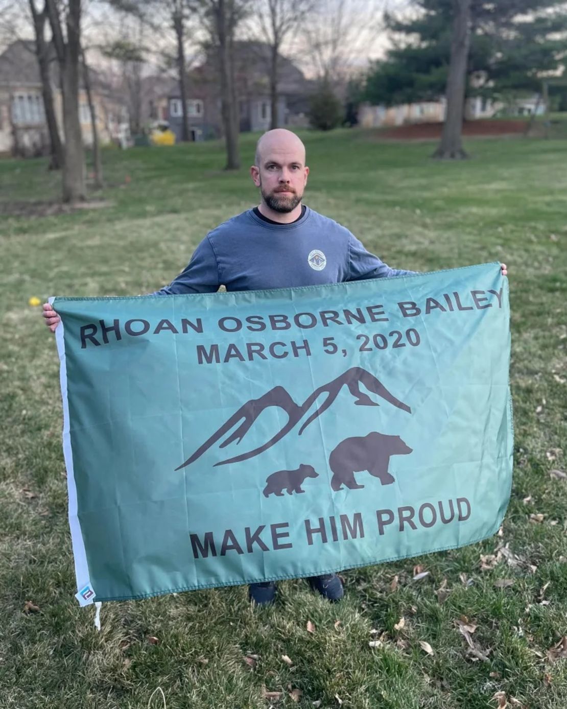 Brad Bailey rinde homenaje a su hijo Rhoan con una bandera que cuelga en su casa.