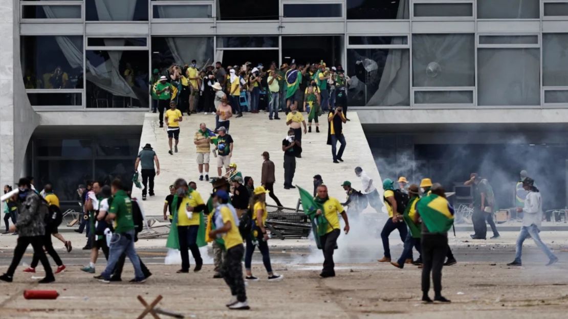 Partidarios del expresidente de Brasil, Jair Bolsonaro, protestan contra el presidente Luiz Inácio Lula da Silva frente al Palacio de Planalto en Brasilia, el 8 de enero de 2023.