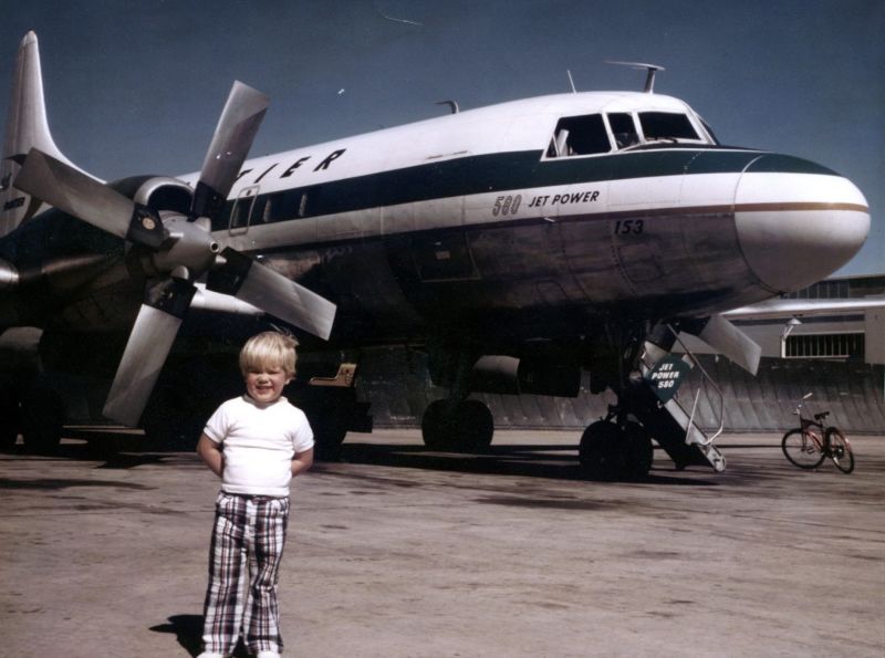 Survey Shows Nearly Half of Men Believe They Can Successfully Pilot a Passenger Plane, Experts Weigh In