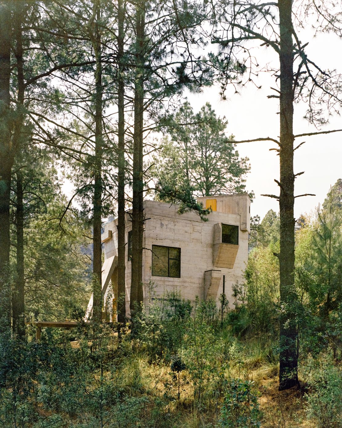 "Casa Alférez" is a home in a Mexican forest, designed by French architect Ludwig Godefroy.