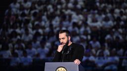El presidente de El Salvador, Nayib Bukele, hace un gesto mientras pronuncia un discurso ante estudiantes de secundaria en el Gimnasio Nacional Adolfo Pineda en San Salvador el 15 de marzo de 2025.