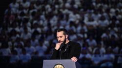 El presidente de El Salvador, Nayib Bukele, hace un gesto mientras pronuncia un discurso ante estudiantes de secundaria en el Gimnasio Nacional Adolfo Pineda en San Salvador el 15 de marzo de 2025.