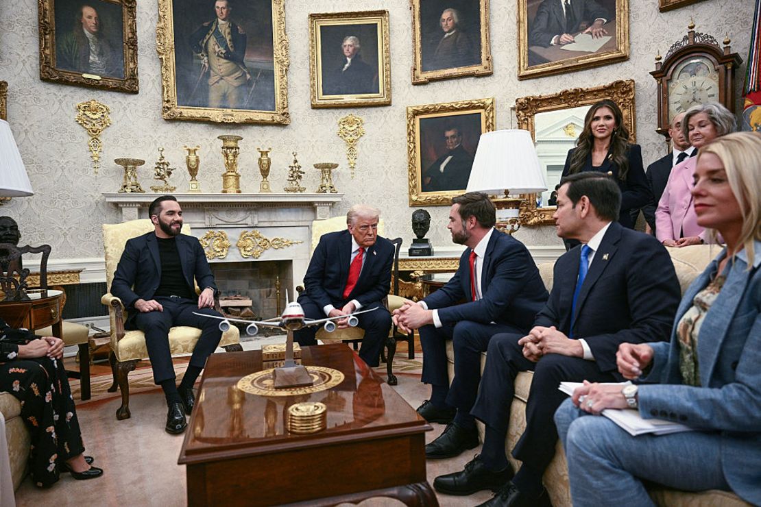 El vicepresidente J. D. Vance (centro) habla durante una reunión entre el presidente estadounidense Donald Trump y el presidente de El Salvador Nayib Bukele en la Oficina Oval de la Casa Blanca en Washington, D. C., el 14 de abril de 2025.