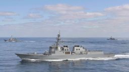El destructor surcoreano Aegis, el Rey Sejong el Grande (al frente), navega con el USS Barry (a la izquierda) y el destructor japonés Atago durante ejercicios conjuntos el 22 de febrero de 2023.