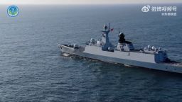 Esta captura de pantalla de un video de los ejercicios publicado el 1 de abril de 2025 por el ejército chino muestra una fragata Tipo 054A de la Armada del Ejército Popular de Liberación.<br /><br />