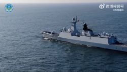 Esta captura de pantalla de un video de los ejercicios publicado el 1 de abril de 2025 por el ejército chino muestra una fragata Tipo 054A de la Armada del Ejército Popular de Liberación.<br /><br />