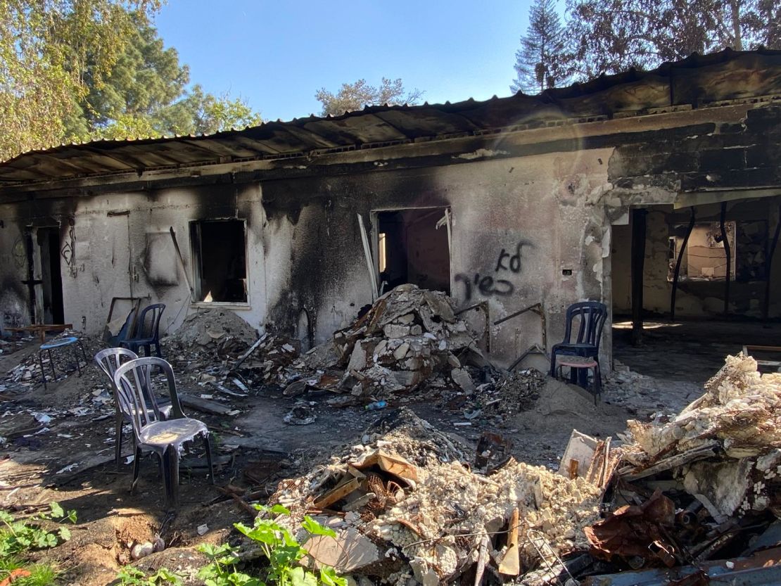 比顿侄子在尼尔奥兹的家遭到哈马斯武装分子袭击后的废墟。