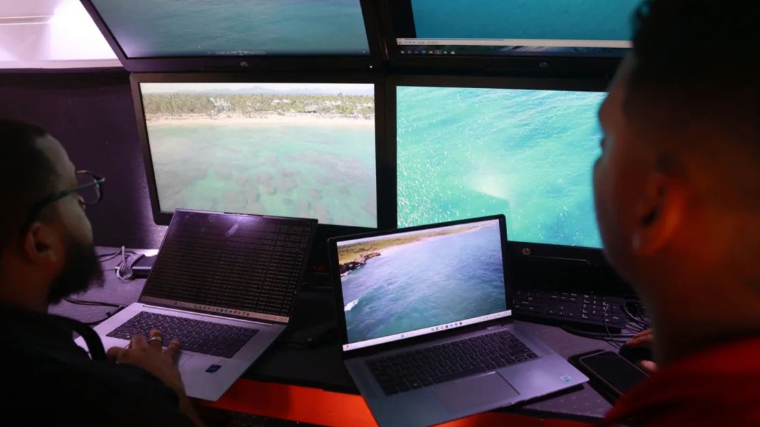 de las Fuerzas Armadas de la República Dominicana observan imágenes transmitidas por drones como parte de la operación de búsqueda de Sudiksha Konanki.