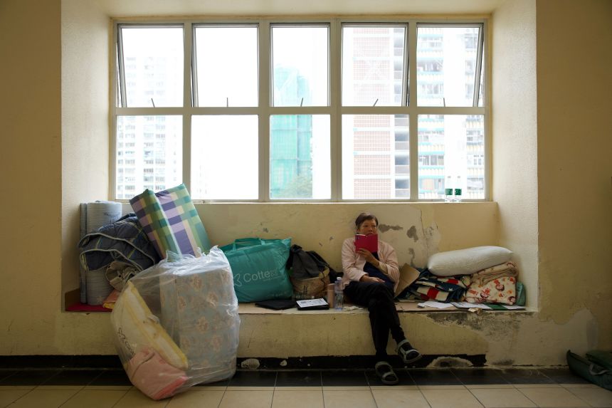 Торговий центр, який мешканці Wang Fuk Court використовують як притулок після руйнівної пожежі в житловому масиві Тай По, Гонконг, 27 листопада 2025 року.