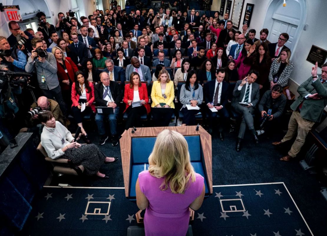 La secretaria de prensa de la Casa Blanca, Karoline Leavitt, habla durante una conferencia de prensa en la Sala de Prensa James S. Brady de la Casa Blanca, Washington, el miércoles.