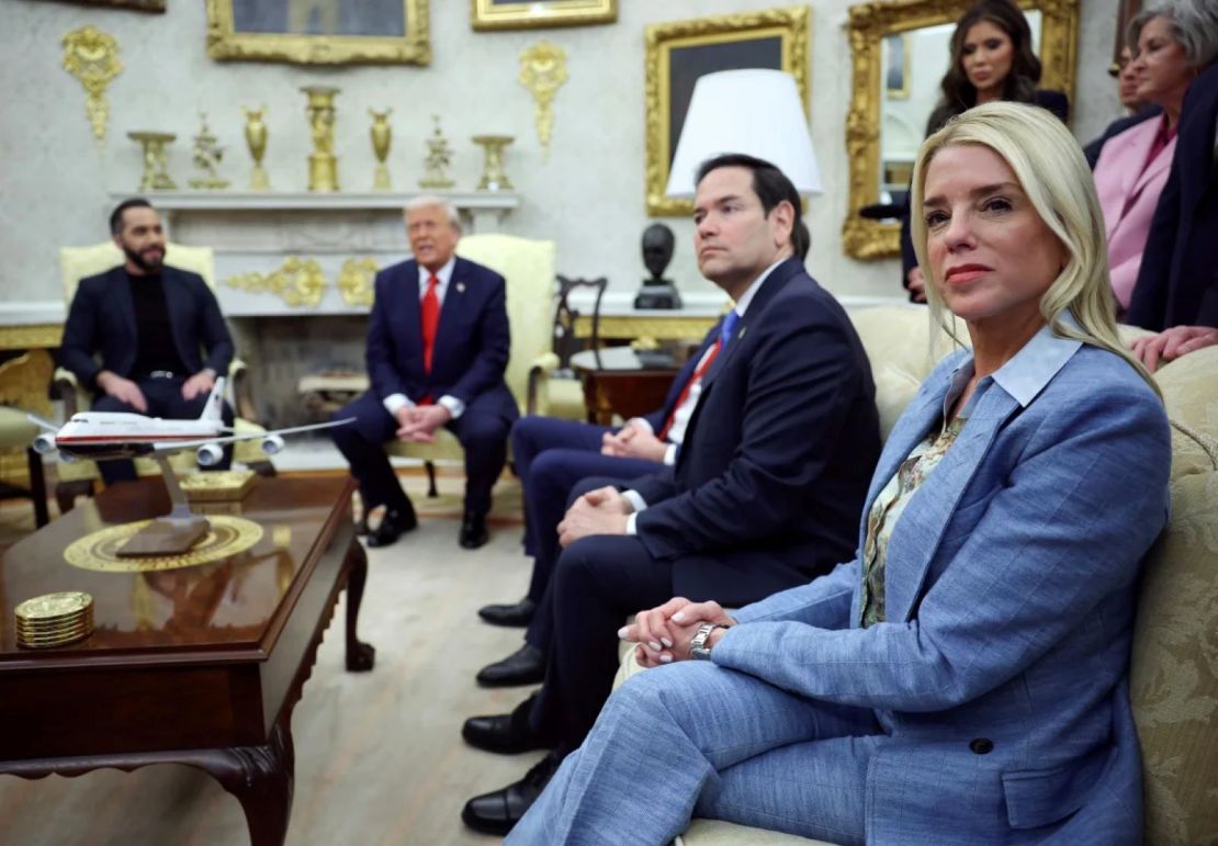 Pam Bondi, secretaria de Justicia de EE.UU., y el secretario de Estado, Marco Rubio, se sientan cerca mientras el presidente Donald Trump se reúne con el presidente Nayib Bukele de El Salvador en la Oficina Oval de la Casa Blanca, Washington, el lunes.