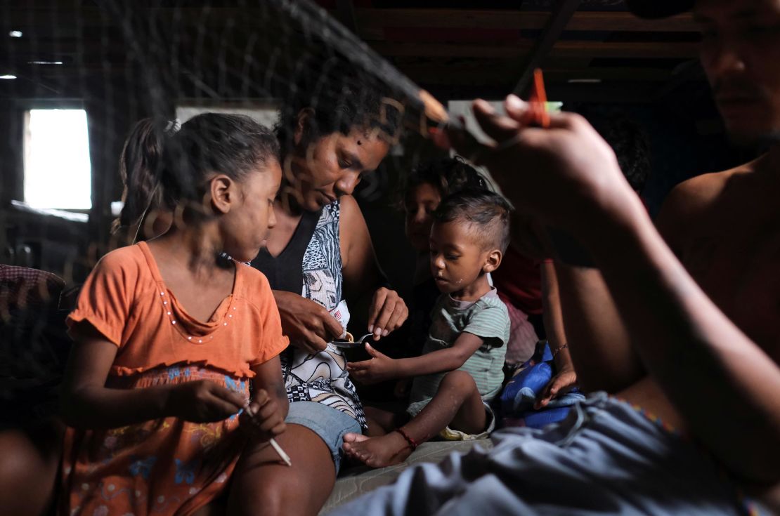 Adelaida Marquez, 25 anos, serve comida terapêutica pronta para uso ao filho de 15 meses, Javier, que foi diagnosticado com desnutrição, na casa de sua cunhada, onde eles estão hospedados enquanto recebem tratamento médico em Barquisimeto, Venezuela, em agosto de 2019. 