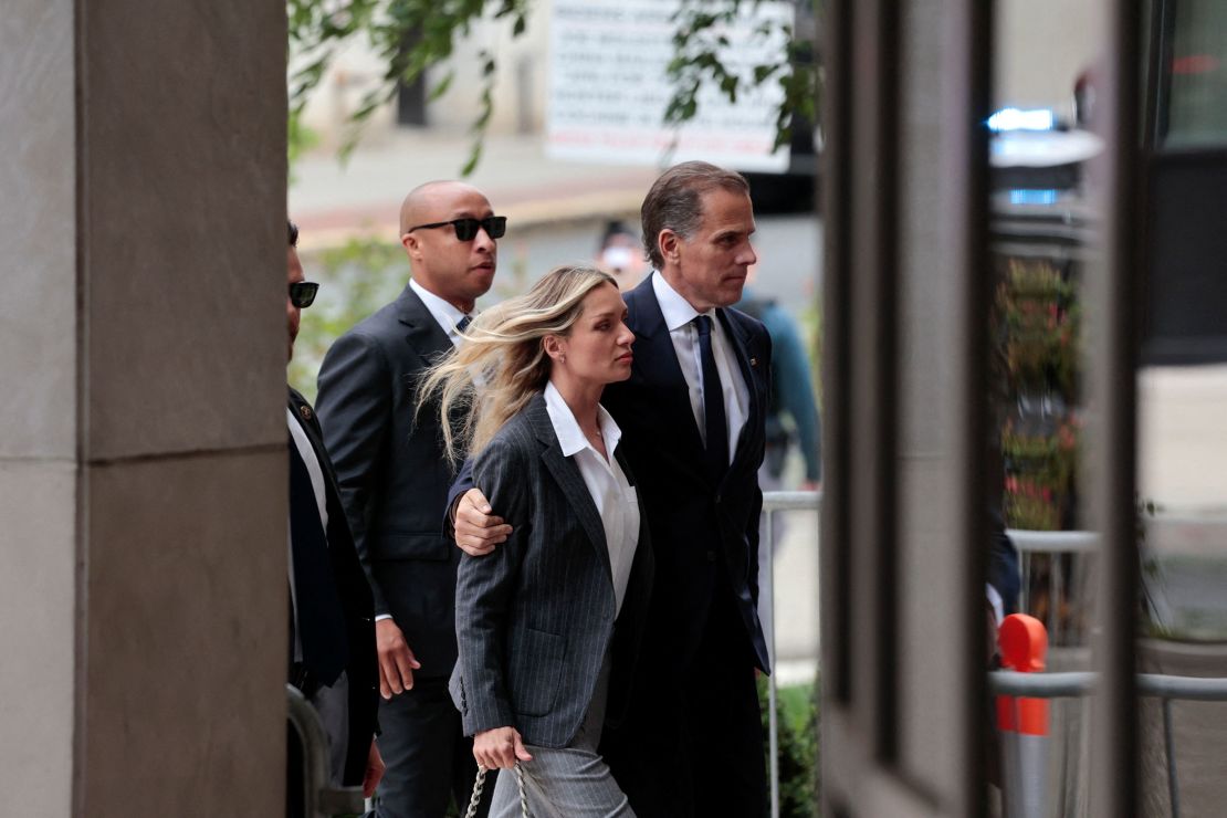 Hunter Biden dan istrinya Melissa Cohen Biden berjalan di luar pengadilan federal saat persidangannya atas tuduhan kriminal senjata berlanjut, di Wilmington, Delaware, pada 11 Juni.