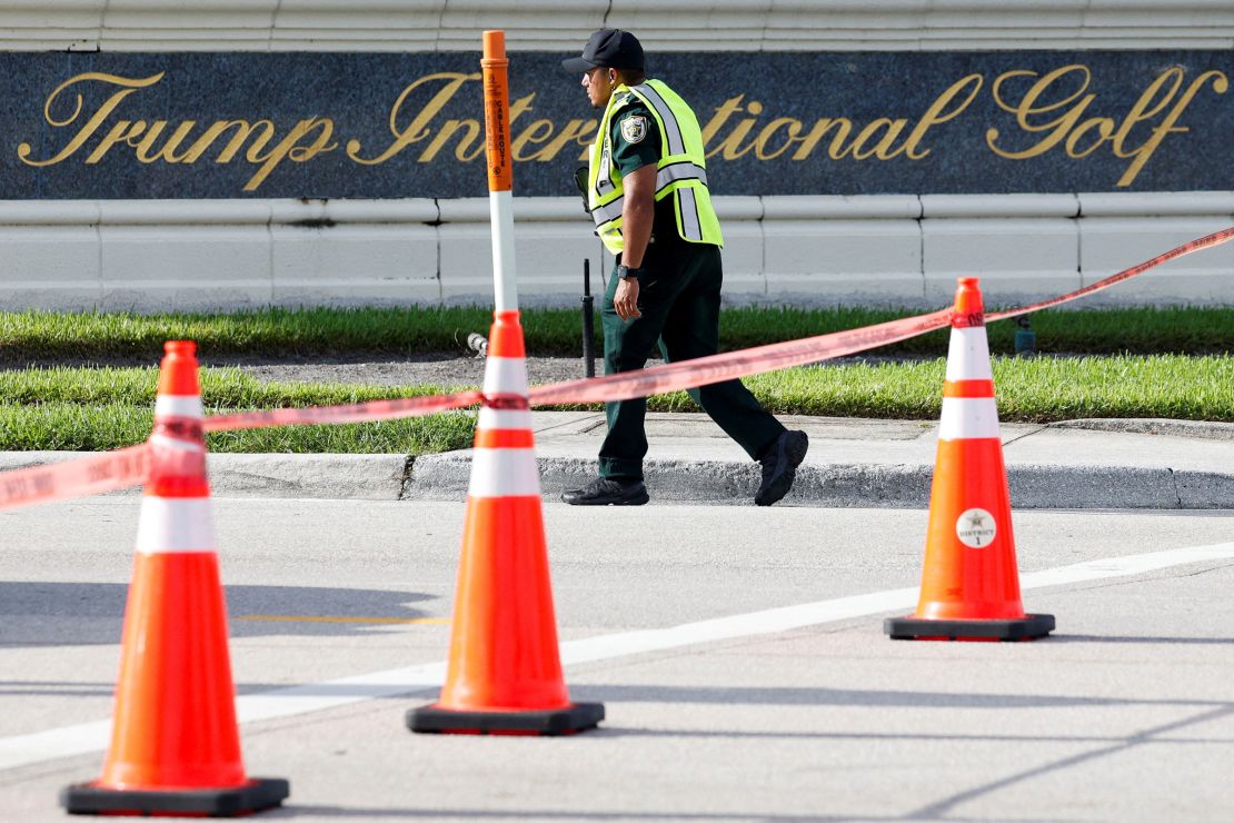 Um policial caminha após relatos de tiros disparados do lado de fora do Trump International Golf Course do ex-presidente Donald Trump, em West Palm Beach, Flórida, em 15 de setembro.