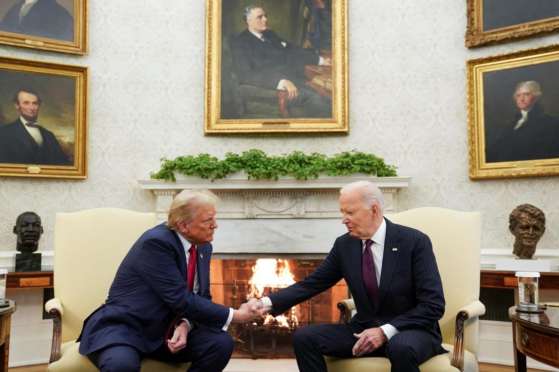 O presidente Joe Biden se reúne com o presidente eleito Donald Trump no Salão Oval da Casa Branca em Washington, DC, em 13 de novembro. 