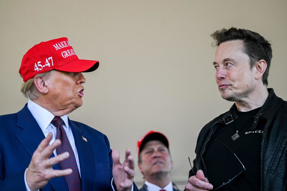 Elon Musk fala com o presidente eleito Donald Trump durante o lançamento do sexto vôo de teste do foguete SpaceX Starship em Brownsville, Texas, em 19 de novembro.