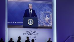 El presidente Donald Trump pronuncia un discurso especial de forma remota durante la 55ª reunión anual del Foro Económico Mundial (WEF) en Davos, Suiza, el 23 de enero de 2025.