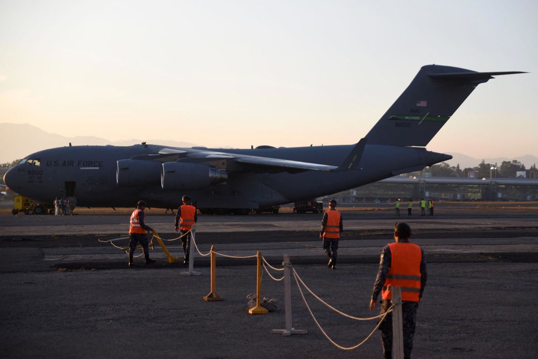 Um avião que transporta migrantes guatemaltecos chega em um voo de deportação dos EUA na Base da Força Aérea de La Aurora, na cidade da Guatemala, na Guatemala, em 30 de janeiro. 