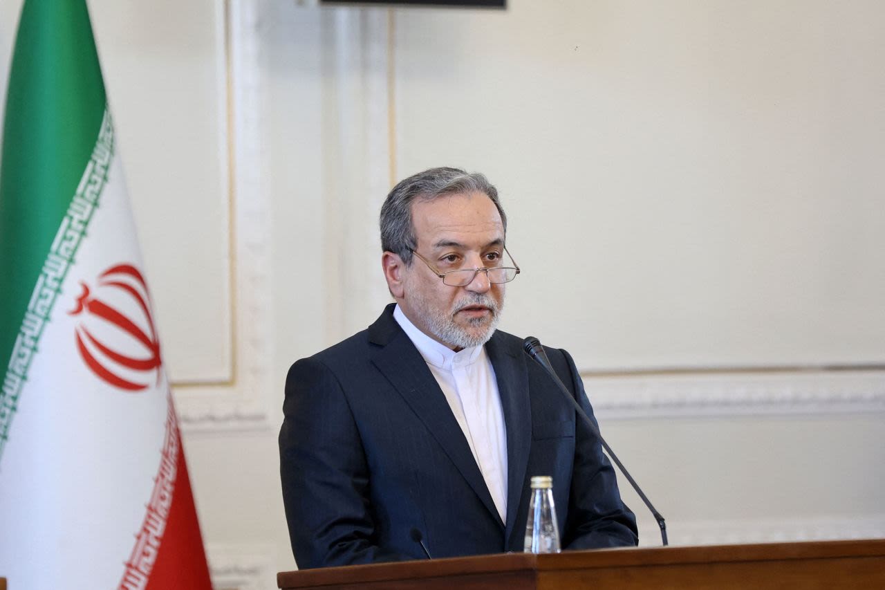 El ministro de Asuntos Exteriores de Irán, Abbas Araghchi, habla durante una conferencia de prensa conjunta con el ministro de Asuntos Exteriores de Rusia, Sergei Lavrov, en Teherán, Irán, en febrero de 2025.