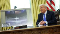 El presidente Donald Trump pronuncia un discurso mientras se exhibe una imagen de un avión de combate F-47 de sexta generación en la Oficina Oval de la Casa Blanca el 21 de marzo de 2025.