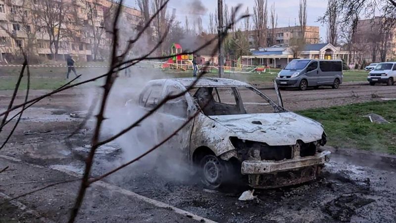 Поне 16 мъртви, включително 6 деца, при руски ракетен удар върху родния град на Зеленски, казват украинските власти 