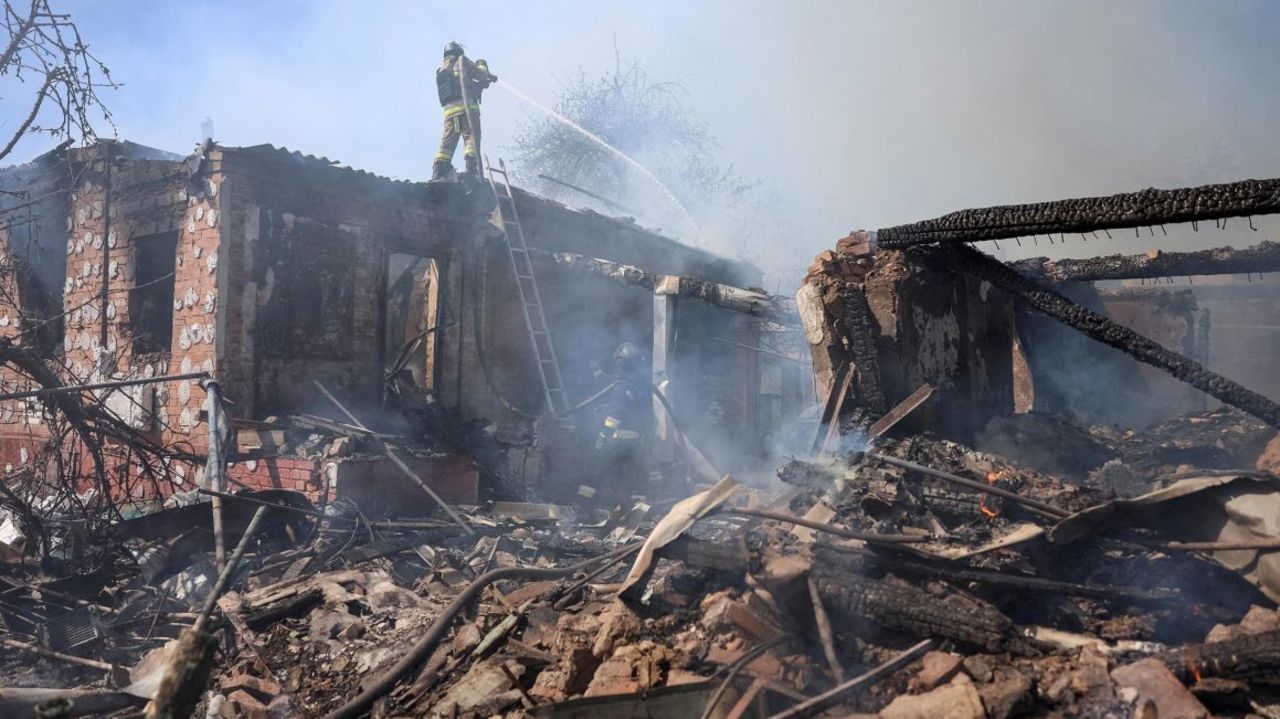 Rescatistas trabajan en el lugar de un ataque aéreo ruso, en medio del ataque de Rusia contra Ucrania, en la ciudad de Sloviansk, región de Donetsk, Ucrania, el 23 de abril.