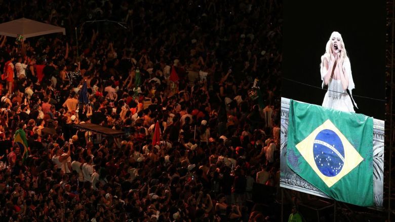 <br /><br />Más de 2 millones de personas se reunieron para asistir al concierto gratis de Lady Gaga en la playa de Copacabana en Río de Janeiro, según las autoridades de la ciudad.