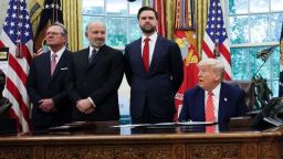El presidente Donald Trump está rodeado de asesores mientras anuncia un acuerdo comercial con el Reino Unido en la Oficina Oval de la Casa Blanca en Washington, el 8 de mayo.