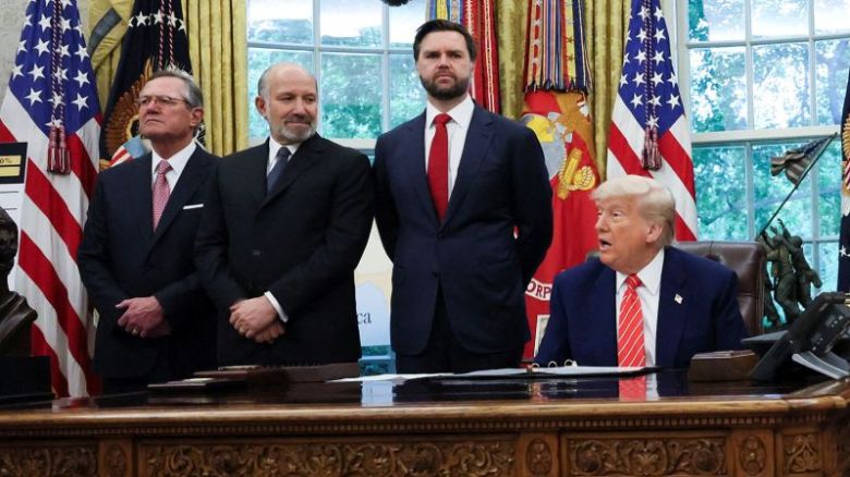 El presidente Donald Trump está rodeado de asesores mientras anuncia un acuerdo comercial con el Reino Unido en la Oficina Oval de la Casa Blanca en Washington, el 8 de mayo.