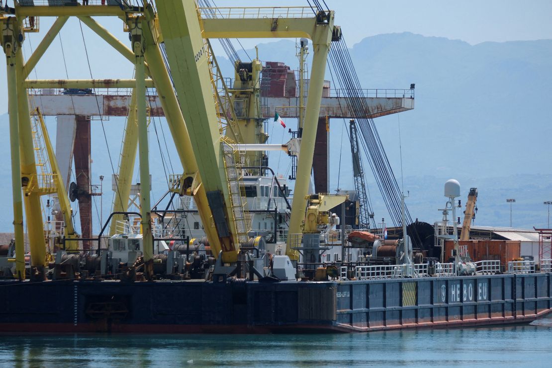 Floating crane ship HEBO LIFT 10, which will recover the 