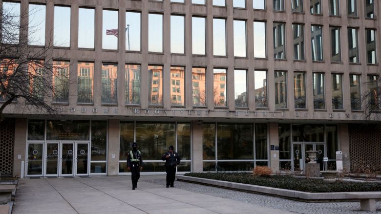  de seguridad caminan fuera de la sede de la Oficina de istración de Personal en Washington el 13 de febrero.