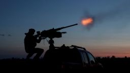 Un militar de las Fuerzas Armadas de Ucrania dispara una ametralladora contra un dron ruso en la región de Járkov, Ucrania, el 2 de junio.