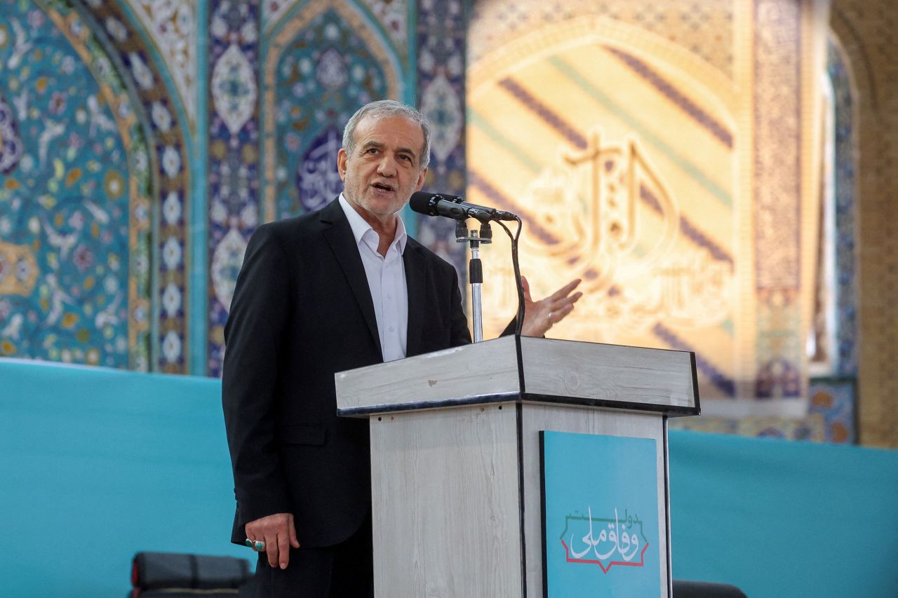 مسعود پزشکیان، رئیسجمهور ایران، در یک نشست در ایلام، ایران، در ۱۲ ژوئن سخنرانی میکند.