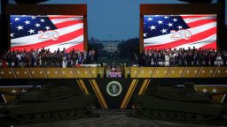 El presidente Donald Trump participa en una ceremonia de reenganche durante la celebración militar del sábado.